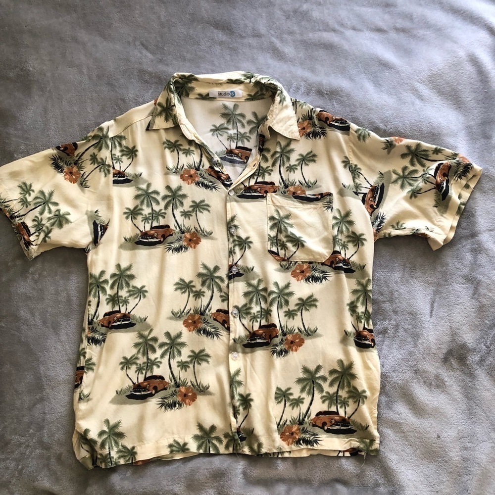 Studio35 Men button down hawaiipalm tress ans car print shirt size M.